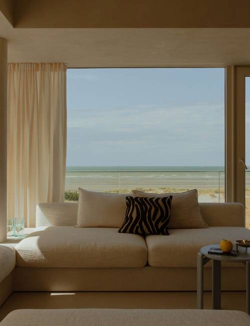 Living room coastal flat with Socrete cast floor